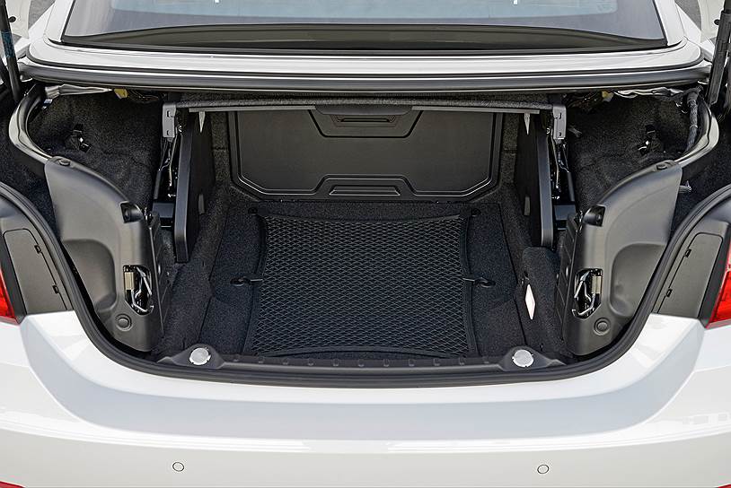 Багажник — слабое место кабриолета: крыша в сложенном виде занимает почти весь его объем 