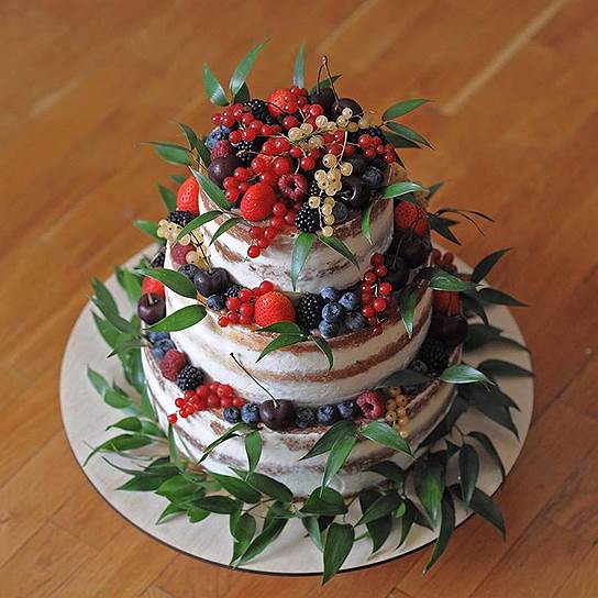 Торты с большим количеством ягод (этот — авторства кондитера Марии Федюкиной) — отчетливый тренд последних лет