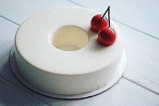 Белый торт с вишнями кондитера Дарьи Леушевой