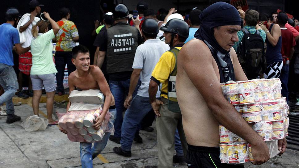 Как венесуэльцы охотятся за товарами и валютой