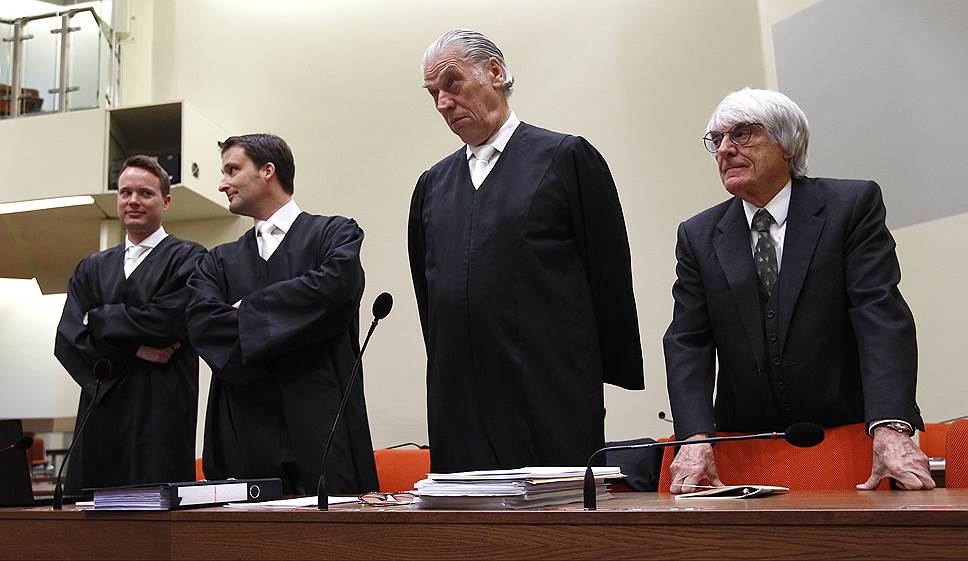 Когда суд Мюнхена поинтересовался у Берни Экклстоуна (справа), действительно ли он давал взятку высокопоставленному сотруднику Bayerische Landesbank Герхарду Грибковски, Экклстоун не стал отпираться