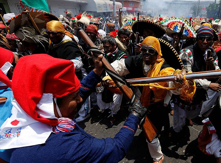 Мексиканцы продолжают праздновать победу над французскими интервентами, одержанную в 1862 году