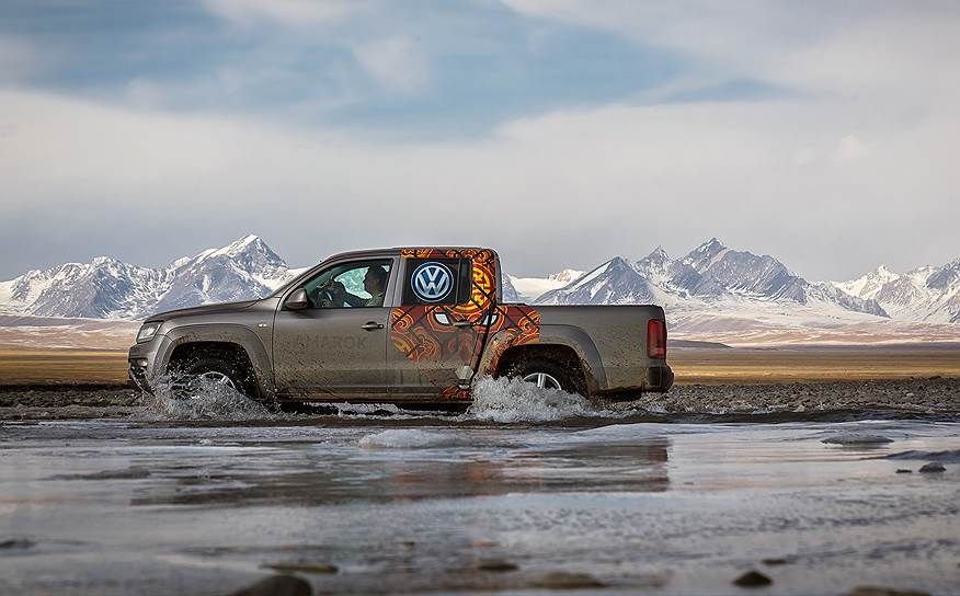 В настоящее время Amarok оснащают четырехцилиндровыми двухлитровыми дизелями мощностью 140 или 180 л. с. На подходе новые трехлитровые дизели V6 мощностью 163, 204 и 224 л. с. Коробки передач — шестиступенчатая «механика» или восьмиступенчатый «автомат». Полный привод двух видов: жестко подключаемый с понижающей передачей или постоянный с самоблокирующимся межосевым дифференциалом Torsen. Блокировка заднего дифференциала — опция