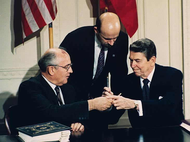 Договор о ликвидации ракет средней и малой дальности Рональд Рейган и Михаил Горбачев подписали в тот день и час, которые посоветовал американскому президенту его астролог