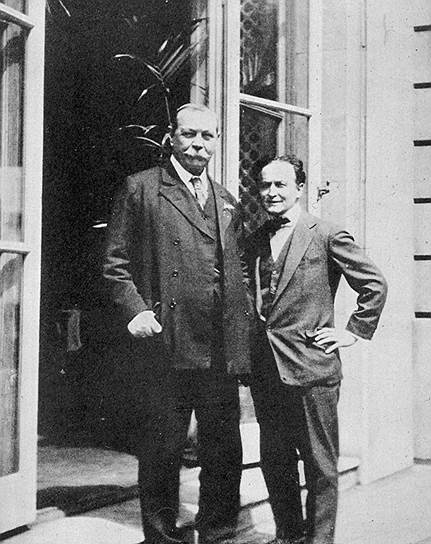 Артур Конан Дойл (на фото слева) в отличие от Гарри Гудини был поклонником спиритизма, что до определенного момента не мешало их дружбе