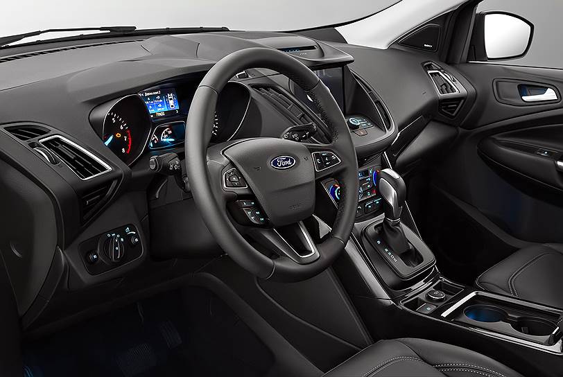 С этим стилем мы знакомы еще с момента появления Ford Focus третьего поколения: нарочито кривые поверхности, ломаные линии, многочисленные наплывы и «козырьки». Немного вычурно, зато нескучно