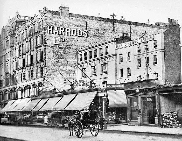 Первый магазин Harrods был одноэтажным, в том же доме жил его владелец с семьей