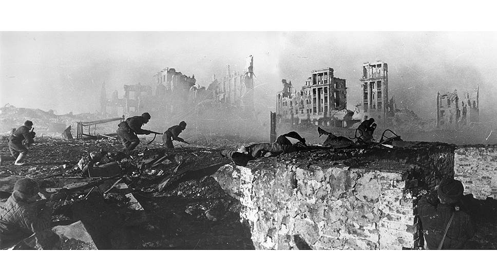 В конце августа 1943 группа инкассаторов доставила в разбомбленный Сталинград 30 млн руб.— зарплату жителям города 
