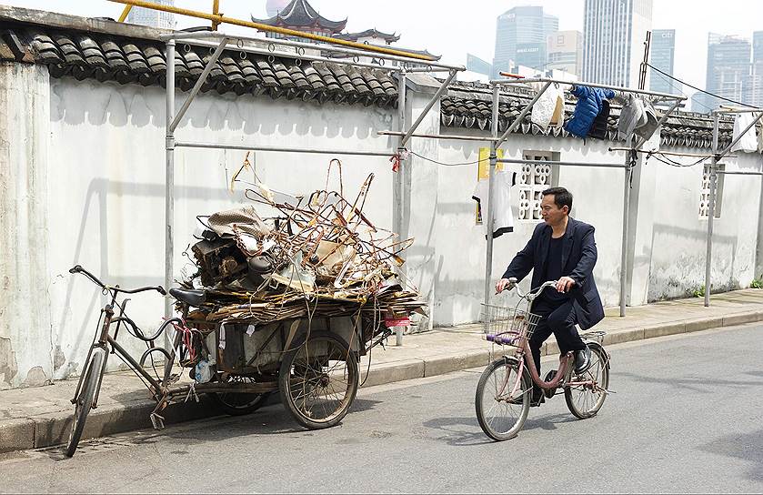 При помощи недорогих комплектующих местного производства китайцы легко превратили свои старые мопеды и велосипеды в электротранспорт 

