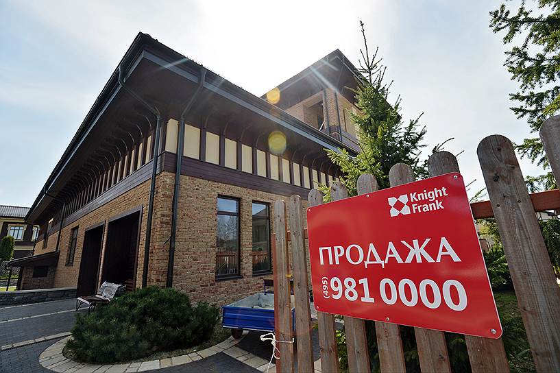 После того как на месте набережной в Павлово-2 появилась строительная площадка, стоимость домов на первой линии поселка существенно снизилась 
