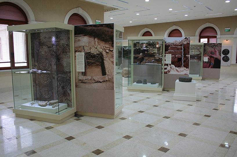 Зал с археологической экспозицией в Музейно-парковом комплексе РФ в Иерихоне 
