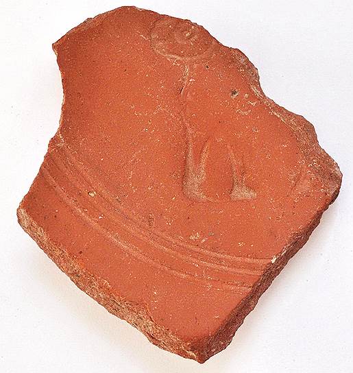 Фрагмент красноглиняной столовой тарелки со штампованным изображением тельца. Северная Африка, середина IV -- начало V вв. н. э. 
