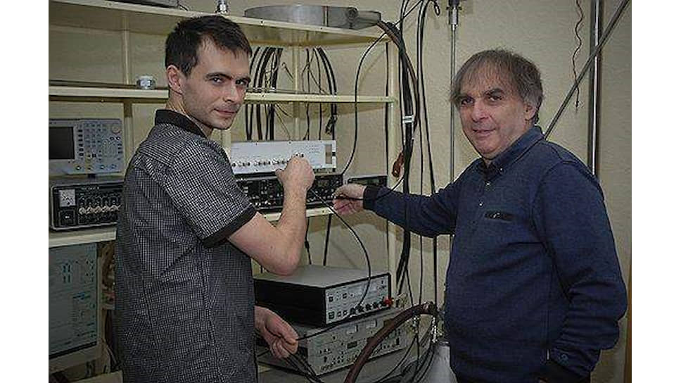 Сотрудники Института физики полупроводников им. А. В. Ржанова СО РАН Артур Погосов (справа) и Андрей Шевырин