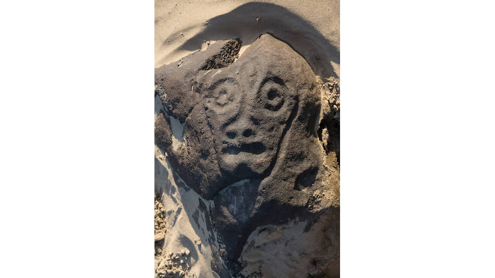 Сикачи-Алян. Рельефная личина. Это изображение было обнаружено только в 2003 году, оно почти всегда скрыто и находится под слоем речного песка