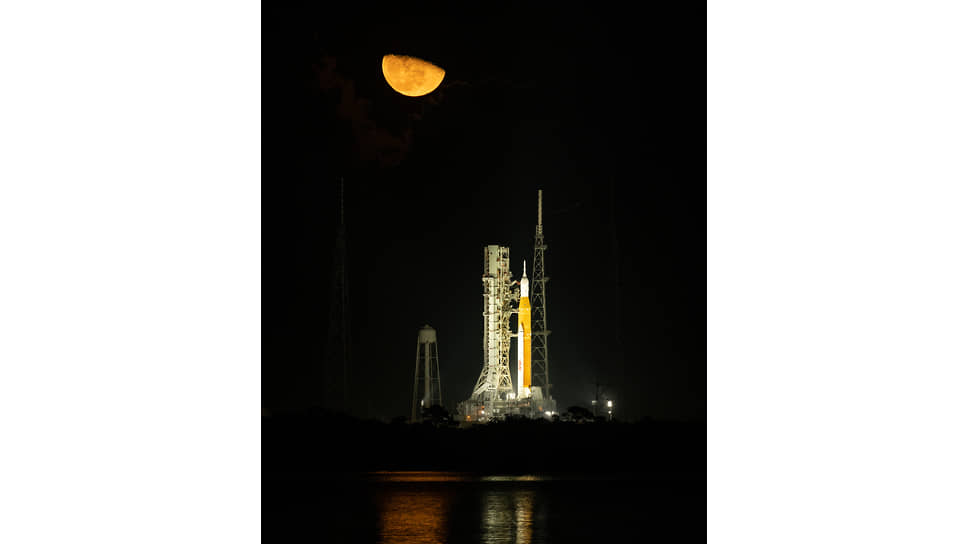 Ракета-носитель SLS с кораблем «Орион» за несколько минут до первого запуска к Луне. 16 ноября 2022 года