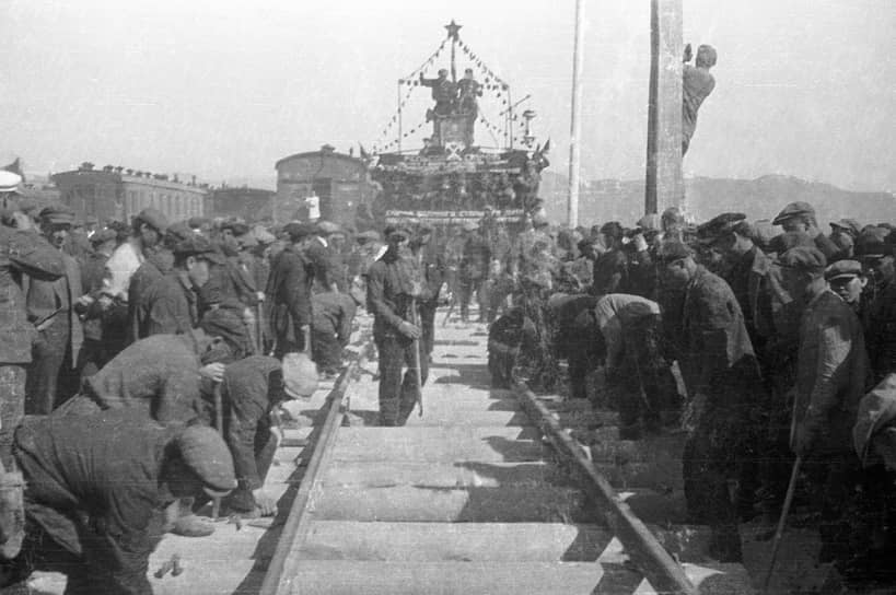 Укладка шпал Турксиба — одной из главных строек первой пятилетки
