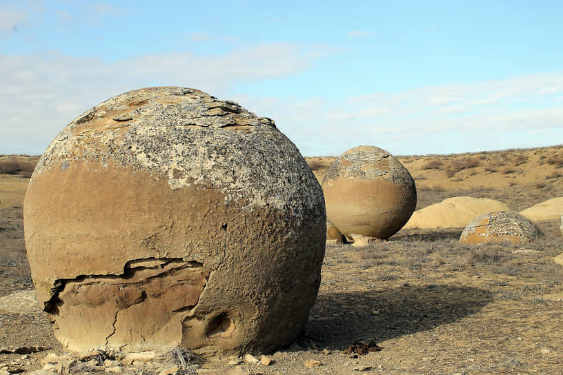 Карбонатные конкреции практически идеальной шарообразной формы в урочище Торыш на полуострове Мангышлак (Западный Казахстан)