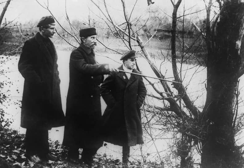 Мичурин с сотрудниками в плодовом питомнике в пригороде Козлова — Донской слободе