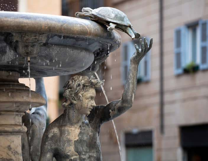 Деталь фонтана Черепах на площади Маттеи