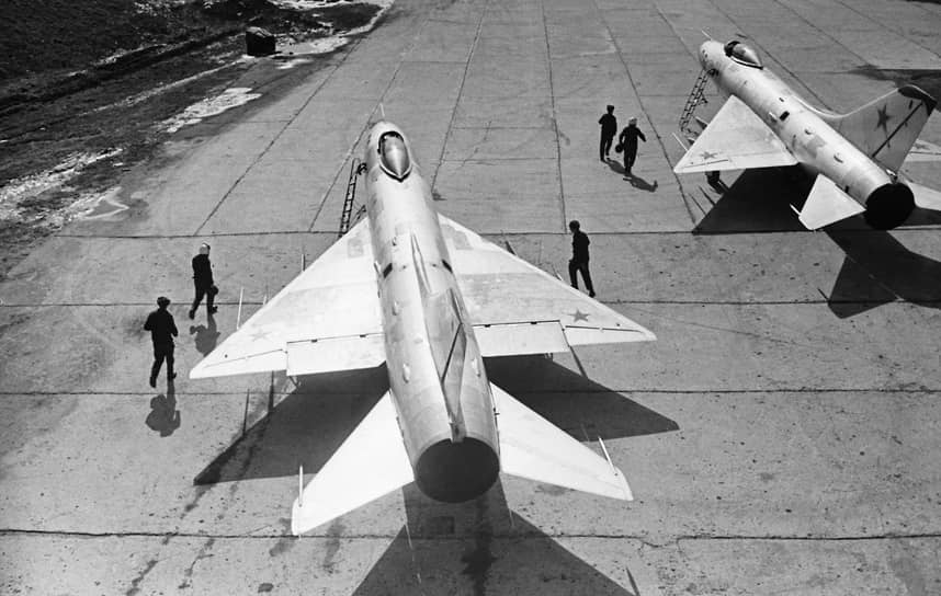 Сверхзвуковой высотный истребитель Су-9 на стоянке