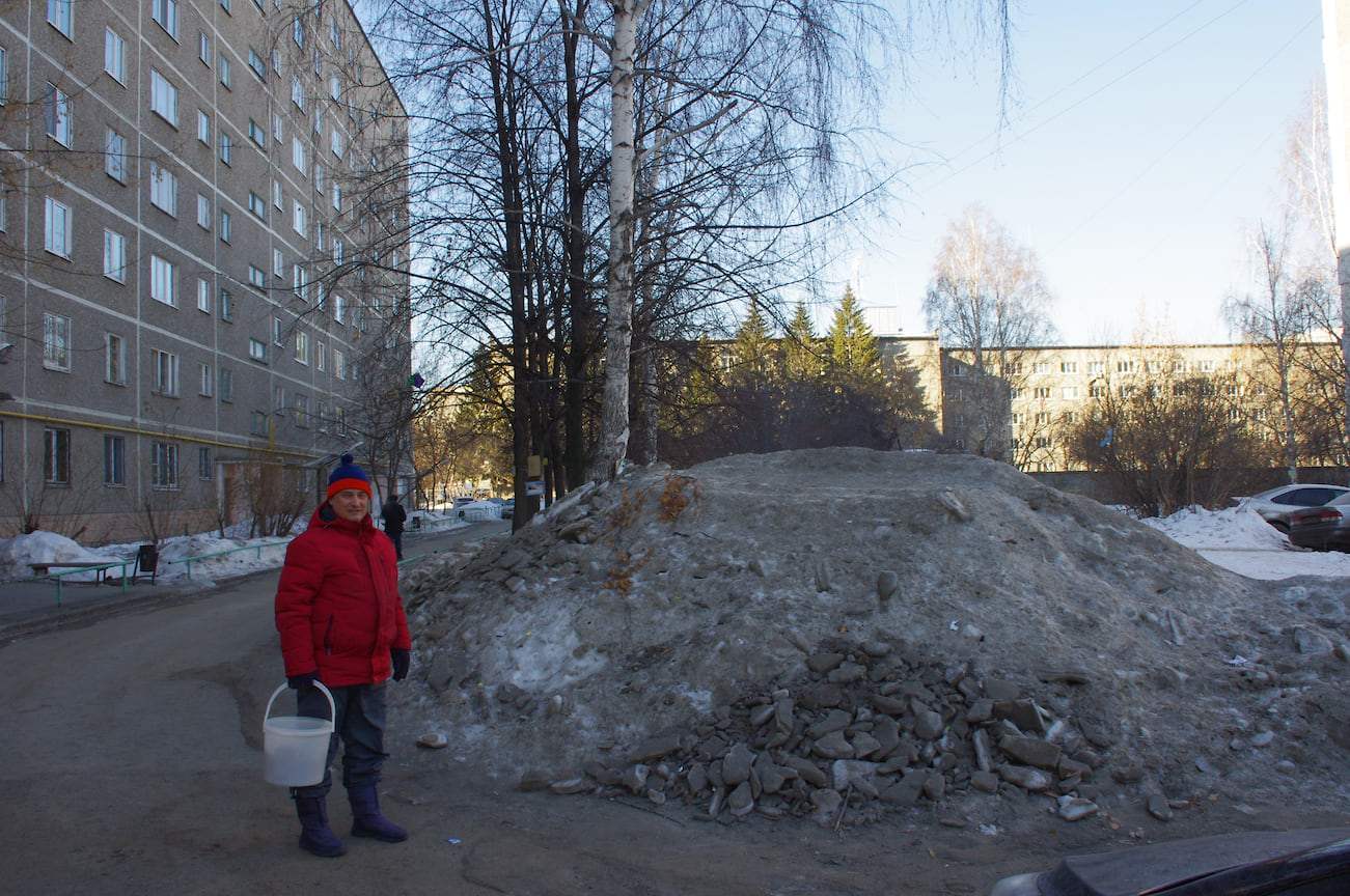 Снегогрязевая пульпа складируется в кучи во дворах, тает весной, и твердый материал оказывается на газонах. На фото участник полевого отряда рабочей группы Ярмошенко