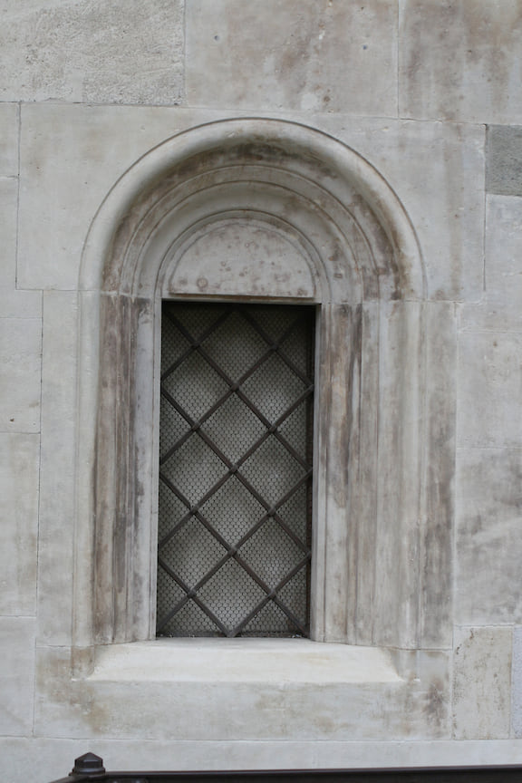 Окно собора в Модене