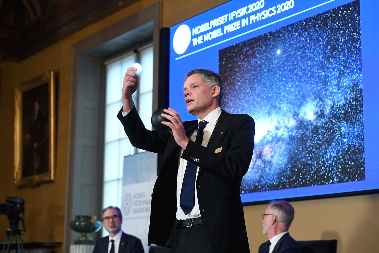 Член Королевской шведской академии наук Ульф Даниэльсон произносит речь во время церемонии объявления лауреатов Нобелевской премии по физике 2020 года