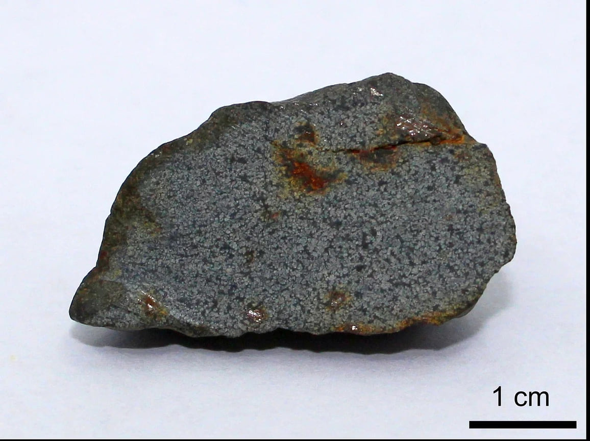 Макро-изображение распиленного образца метеорита