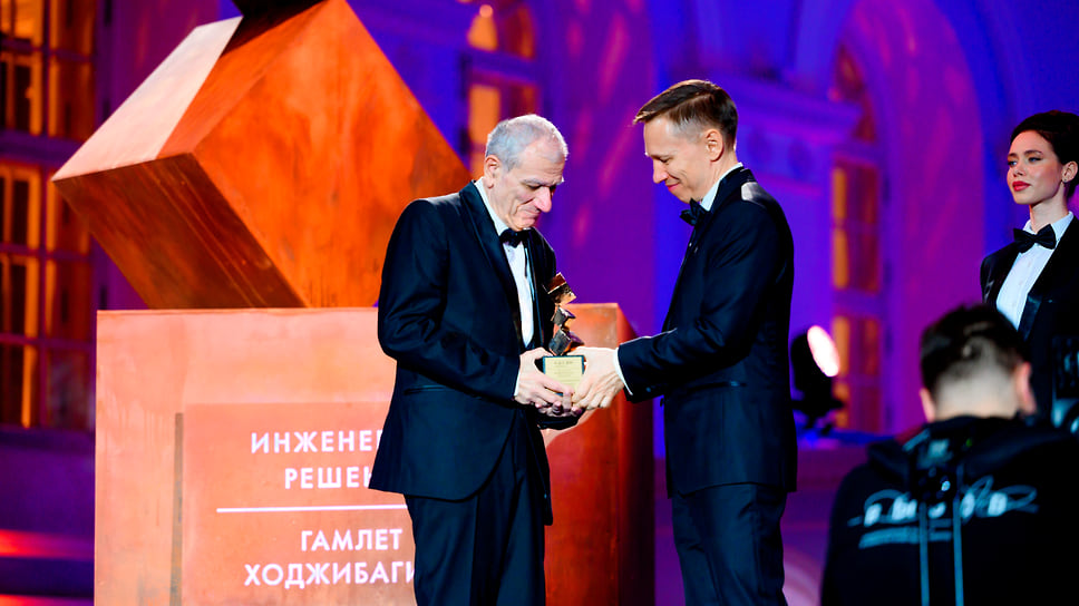Сооснователь Российского квантового центра Руслан Юнусов вручает награду Гамлету Ходжибагияну
