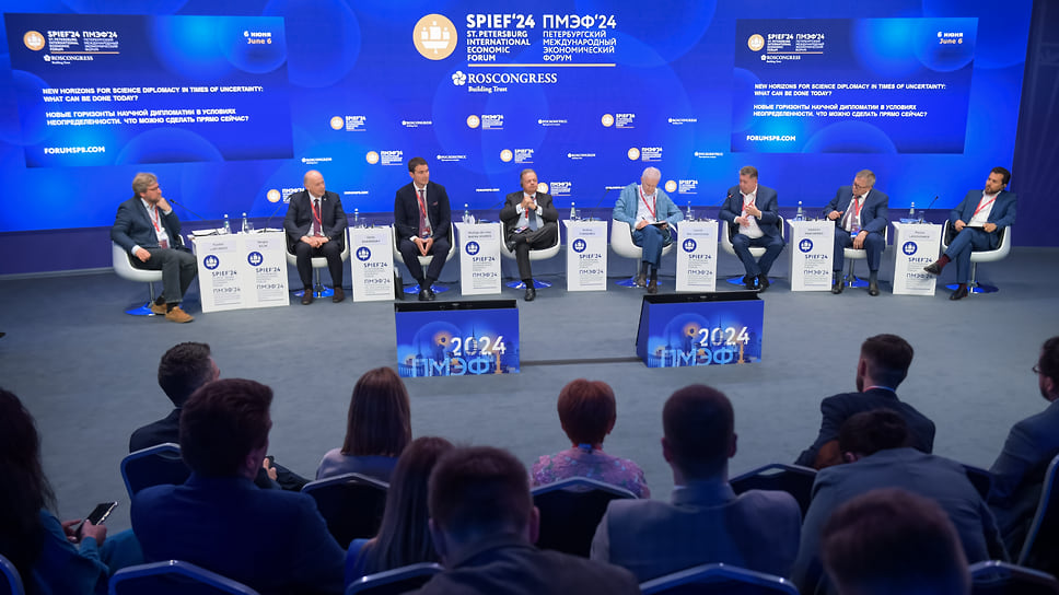 Участники панельной дискуссии по научной дипломатии, организованной на ПМЭФ–2024 фондом «Вызов»