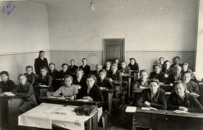 Школа № 12, г. Бологое. 10-й класс. Александра Бродова на третьей парте в ряду у окна