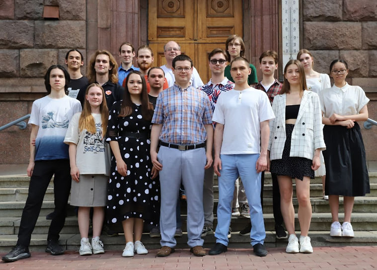 Фото части группы теоретической химии перед входом в ИОХ РАН
