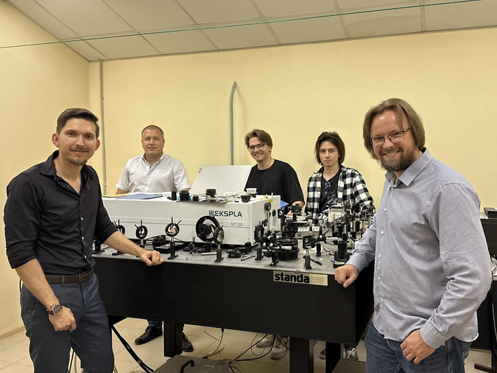Авторы исследования метода определения искажений волнового фронта . Слева направо: Павел Хорин, Николай Ивлиев, Дмитрий Серафимович, Алексей Дзюба, Дмитрий Савельев