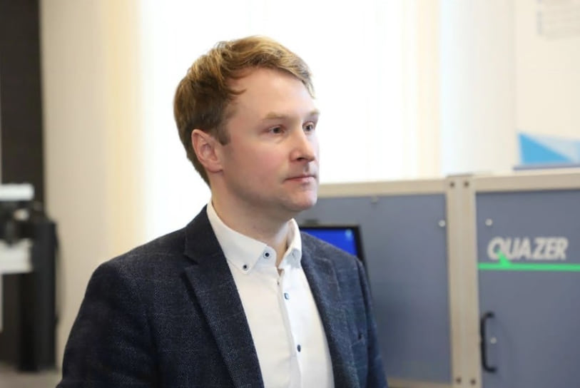 Дмитрий Макаров, заведующий лабораторией диагностики углеродных материалов и спиново-оптических явлений в широкозонных полупроводниках, профессор кафедры фундаментальной и прикладной физики Высшей школы естественных наук и технологий Северного (Арктического) федерального университета имени Ломоносова