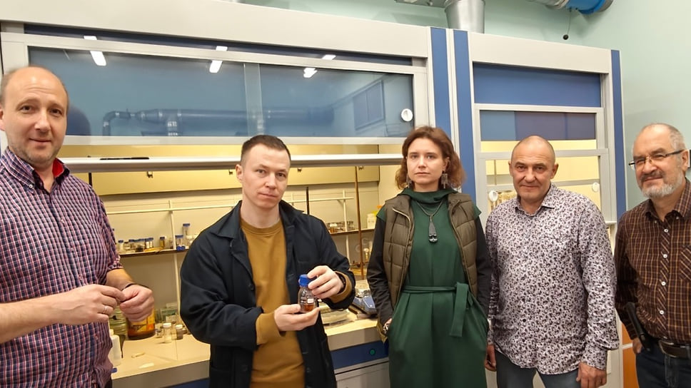 Группа химиков-синтетиков лаборатории синтеза кластерных соединений и материалов ИНХ СО РАН