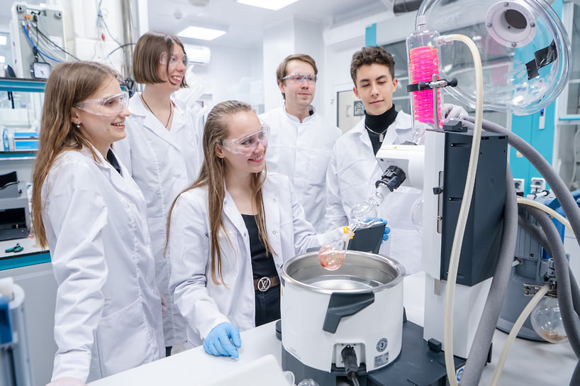 Сотрудники Научного центра трансляционной медицины Университета «Сириус» за работой 