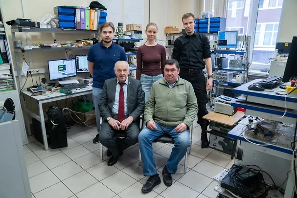 Коллектив лаборатории лазерных навигационных систем МФТИ с профессором Алексеем Фомичевым (слева внизу)  Фото: Анастасия Каплина
