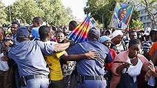 В ЮАР сотни людей прорвались через ограждения, чтобы проститься с Нельсоном Манделой