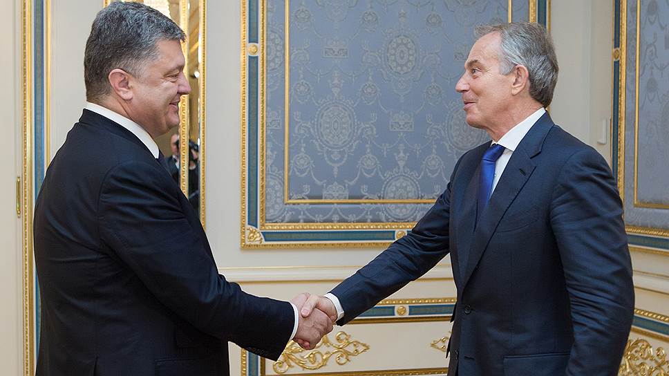 Президент Украины Петр Порошенко (слева) и бывший премьер-министр Великобритании Тони Блэр (справа)  