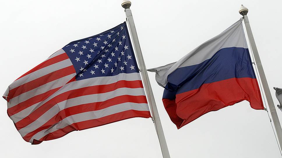 Государственные флаги США и России