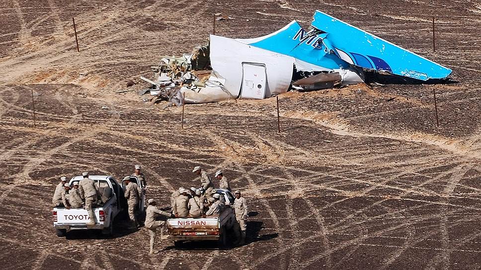 Обломки потерпевшего крушение над Синаем пассажирского самолета Airbus A321 компании «Когалымавиа»