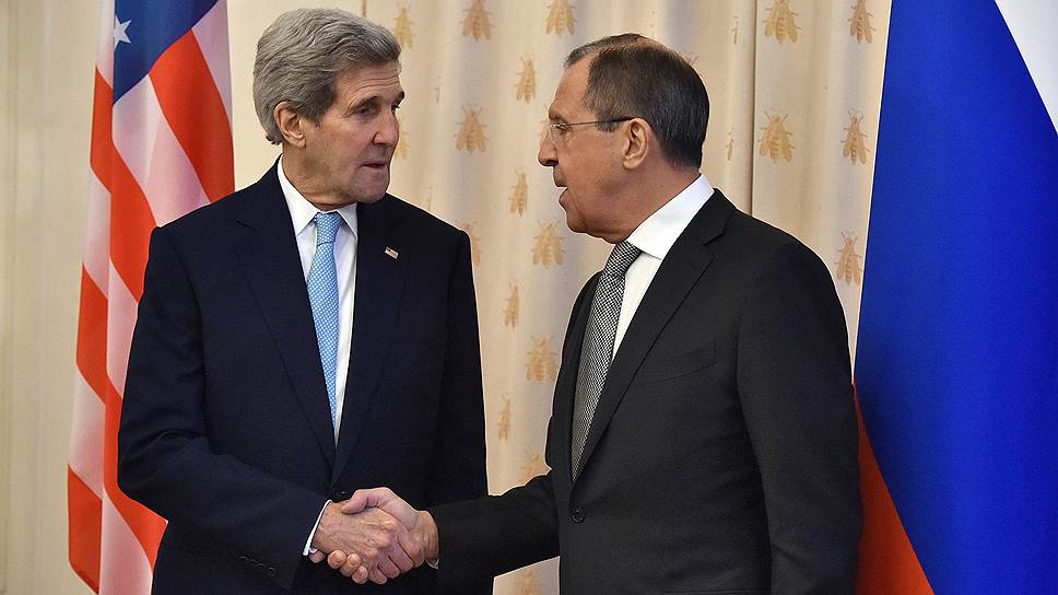 Министр иностранных дел (МИД) России Сергей Лавров (справа) и государственный секретарь США Джон Керри 