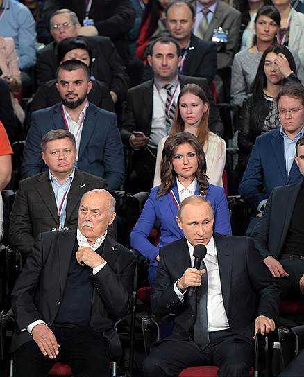 Председатель комитета Государственной думы России по культуре, режиссер Станислав Говорухин (слева) и президент России Владимир Путин (справа)