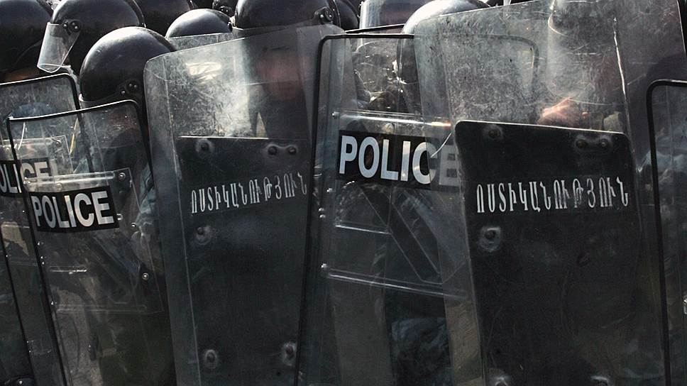 Как оппозиционеры захватили пост полиции в Ереване