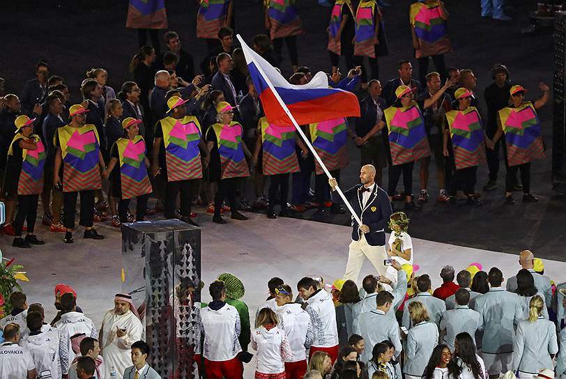 Волейболист Сергей Тетюхин несет флаг сборной России