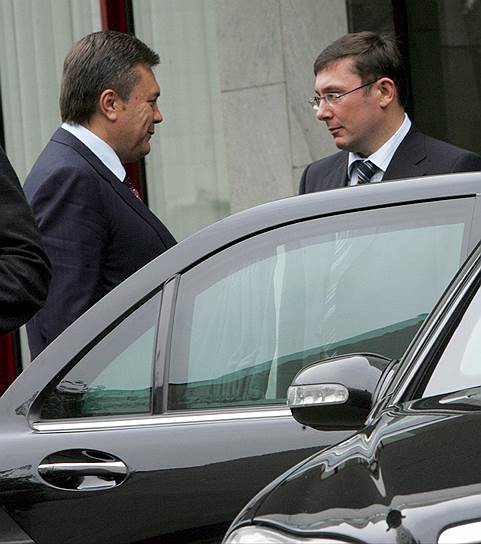Бывший президент Украины Виктор Янукович (слева) и генпрокурор Украины Юрий Луценко (справа)