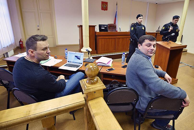 Основатель Фонда борьбы с коррупцией Алексей Навальный (слева) и бывший глава Вятской лесной компании Петр Офицеров