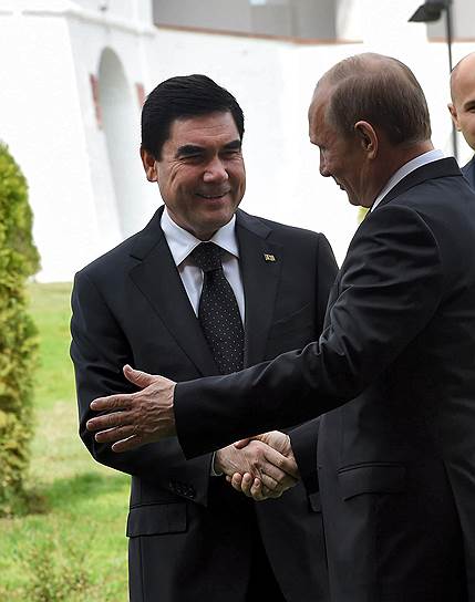 Президент Туркменистана Гурбангулы Бердымухамедов (слева) и президент России Владимир Путин (справа) 
