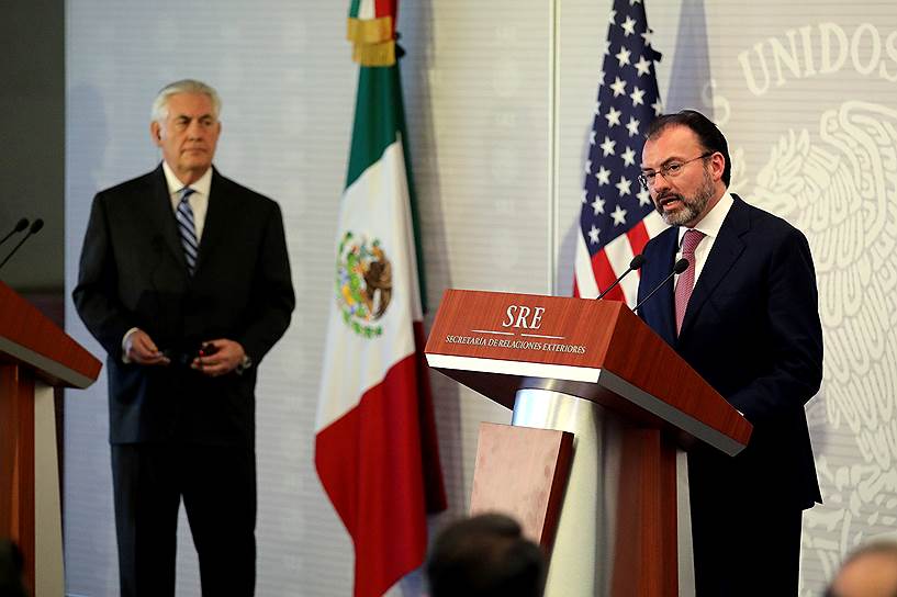 Госсекретарь США Рекст Тиллерсон (слева) и министр иностранных дел Мексики Луис Видегарай 