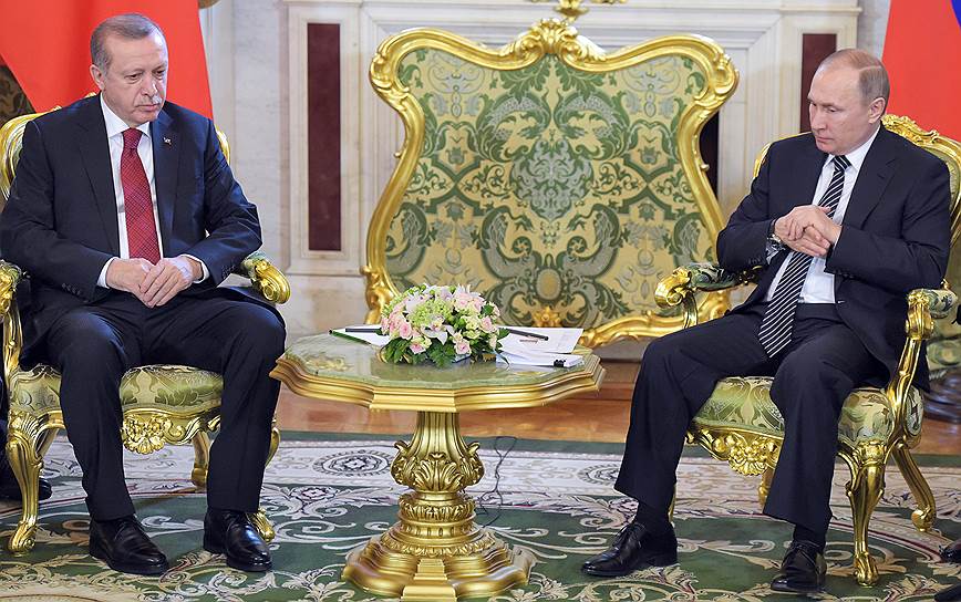 Президент России Владимир Путин (справа) и президент Турции Реджеп Тайип Эрдоган (слева)